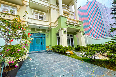 Bán Biệt thự đã cải tạo hướng Tây Nam 230m mặt đường đôi, sân vườn đẹp