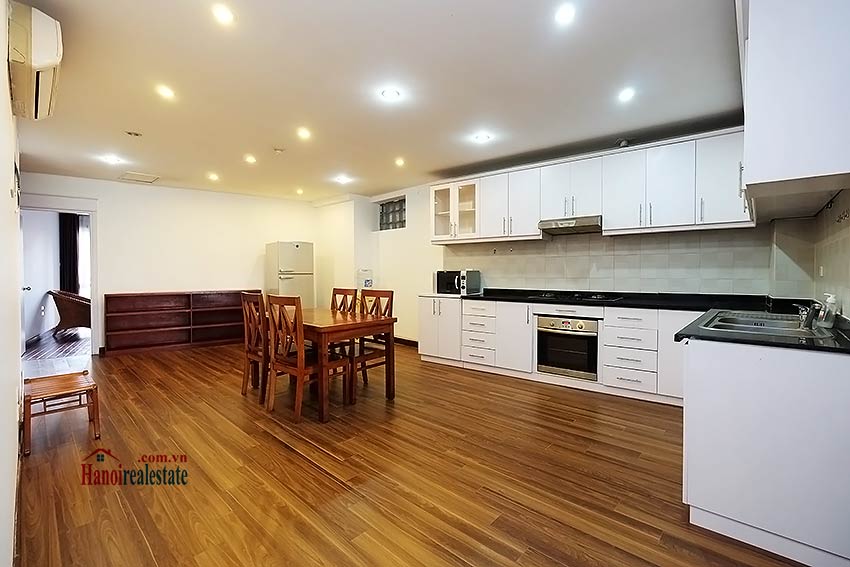 Bán nhà mặt hồ Trúc Bạch, phố Trấn Vũ, quận Ba Đình, gồm 8 tầng thang máy