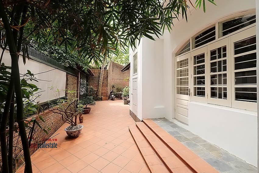 Biệt thự bán phố Tây Hồ, phường Quảng An, DT 212m2, MT rộng 13m, sân vườn đẹp